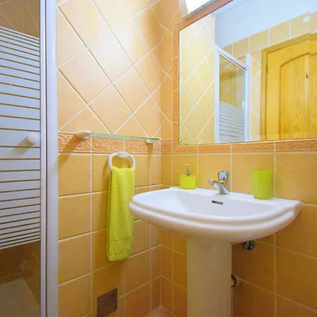 Private Large Terrace Facing The Pool דירה *