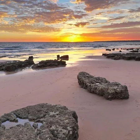 Sunny Terrace Facing The Pool And Barbecue By Algarve Dream Holidays アパート ギーア