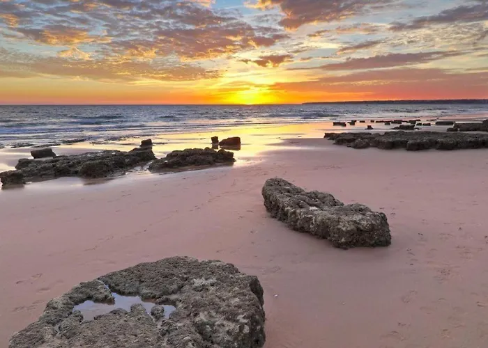 Sunny Terrace Facing The Pool And Barbecue By Algarve Dream Holidays アパート ギーア