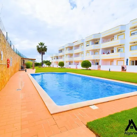 Sunny Terrace Facing The Pool And Barbecue By Algarve Dream Holidays 아파트 기아